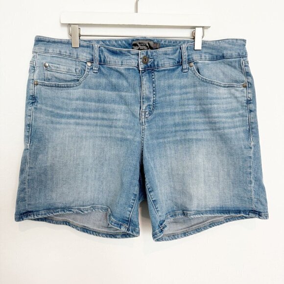 Torrid Denim Whiskered Bermuda Jean Shorts Pockets Summer Casual Light Wash 20 - Picture 2 of 8